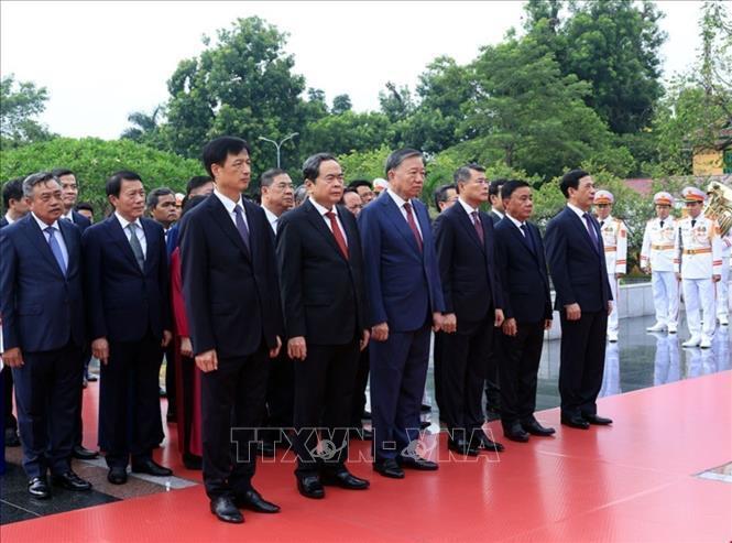 Đoàn đại biểu Ban Chấp hành Trung ương Đảng đến đặt vòng hoa tại Đài tưởng niệm các Anh hùng liệt sĩ trên đường Bắc Sơn, Hà Nội. Ảnh: Tuấn Anh/TTXVN