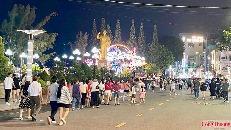 Tuyến phố đi bộ dài khoảng 700m đang dần trở thành một trong những điểm đến hấp dẫn nhất của thành phố khi đêm xuống