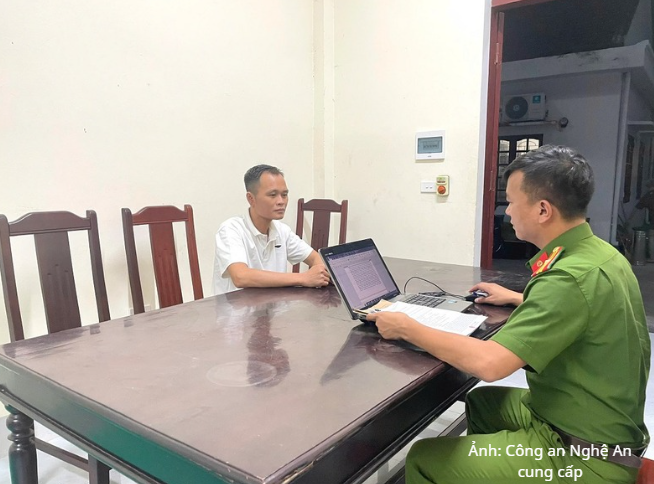 Cơ quan Công an lấy lời khai một đối tượng trong chuyên án