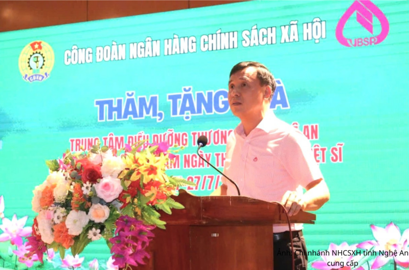 Ông Hoàng Xuân Thủy, Uỷ viên Ban Chấp hành Công đoàn NHCSXH, Bí thư Đảng uỷ, Giám đốc Chi nhánh NHCSXH tỉnh Nghệ An chia sẻ về tình cảm và sự biết ơn sâu sắc của cán bộ, nhân viên NHCSXH đối với các thương binh.