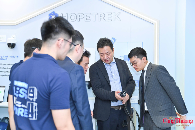 Ông Hermit Zhang giới thiệu về những ưu điểm nổi trội về sản phẩm của Hopetrek.