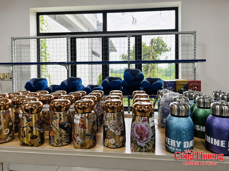Tại Trạm dừng nghỉ 237 trên cao tốc Nội Bài - Lào Cai, nhãn hàng hóa chỉ thể hiện thông tin về giá.