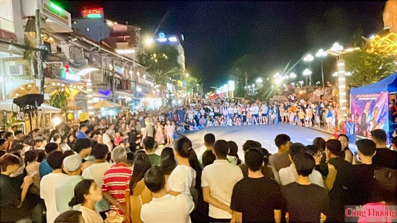 Đông đảo du khách xem các chương trình ảo thuật, múa xiếc, múa lân - múa rồng, hòa tấu nhạc cụ dân tộc và quốc tế