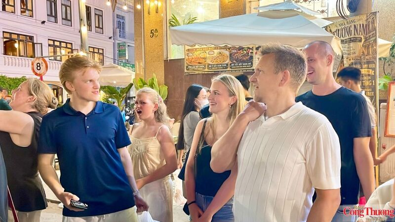 Chợ đêm Ninh Kiều đã thu hút đông đảo du khách trong nước và quốc đến tham quan và trải nghiệm