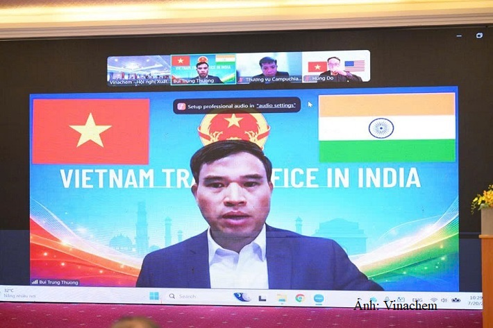 Các Tham tán Thương mại Việt Nam tại Ấn Độ, Hoa Kỳ và Campuchia tham gia Hội nghị theo hình thức trực tuyến, cung cấp thông tin về thị trường sở tại.
