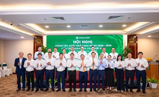Các đại biểu chụp ảnh lưu niệm sau khi kết thúc hội nghị.