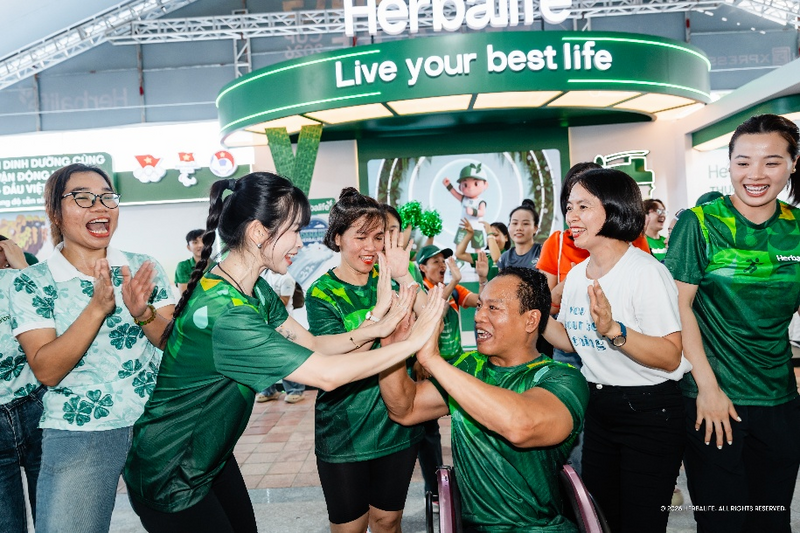 VĐV Lê Văn Công, Châu Tuyết Vân & Thùy Linh có mặt tại khu vực Expo của Vnexpress Đà Nẵng International Marathon Herbalife Cup 2026 giao lưu cùng người hâm mộ