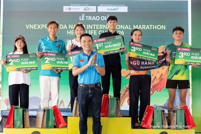 Ông Nguyễn Thành Đạt - Giám đốc truyền thông Herbalife Việt Nam, Campuchia và Thái Lan trao giải cho các VĐV đoạt giải