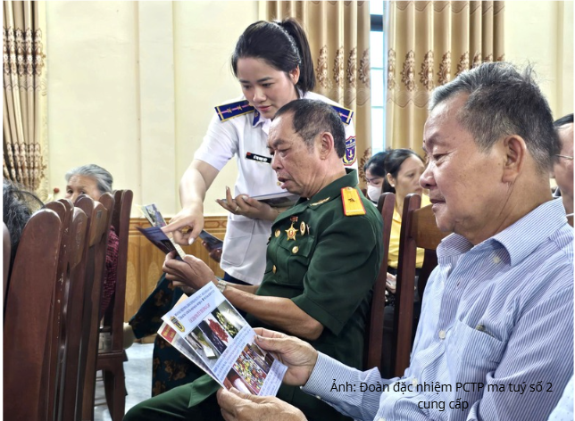 Phát tờ rơi cho nhân dân phường Vinh Lộc