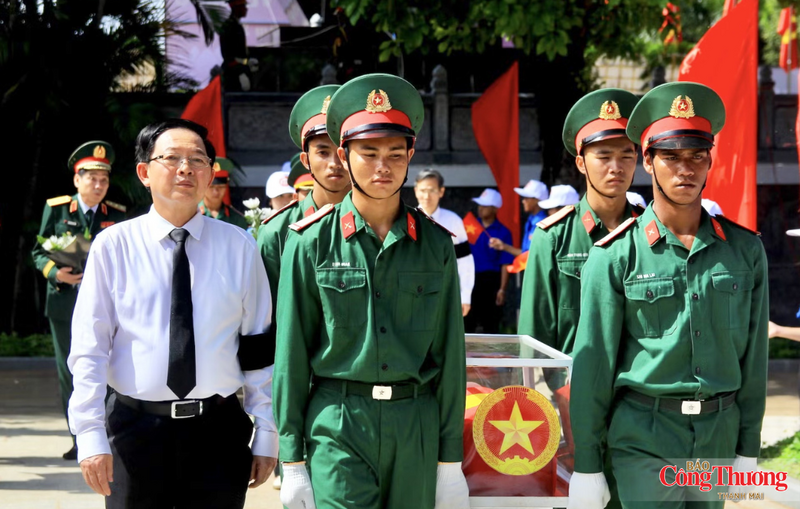 Phó Thủ tướng Chính phủ Hồ Quốc Dũng dự lễ truy điệu, an táng 18 hài cốt liệt sĩ quân tình nguyện, chuyên gia Việt Nam tại Nghĩa trang Liệt sĩ Đức Cơ.