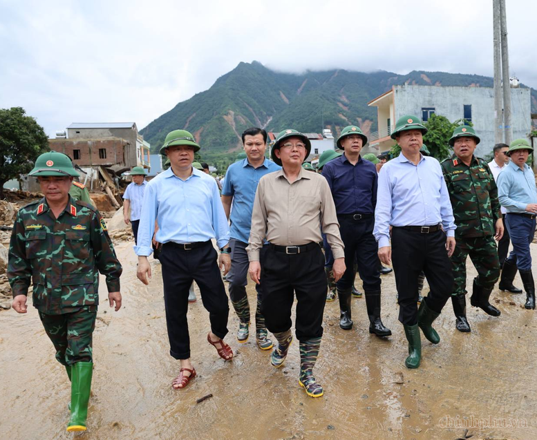 Phó Thủ tướng Hồ Quốc Dũng đến kiểm tra công tác khắc phục hậu quả lũ quét tại xã Mường Than, Lai Châu - Ảnh: VGP/Gia Huy