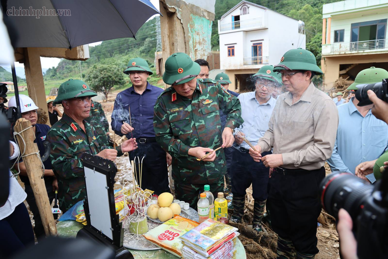 Phó Thủ tướng Hồ Quốc Dũng thắp hương viếng nạn nhân tử vong do lũ quét - Ảnh: VGP/Gia Huy