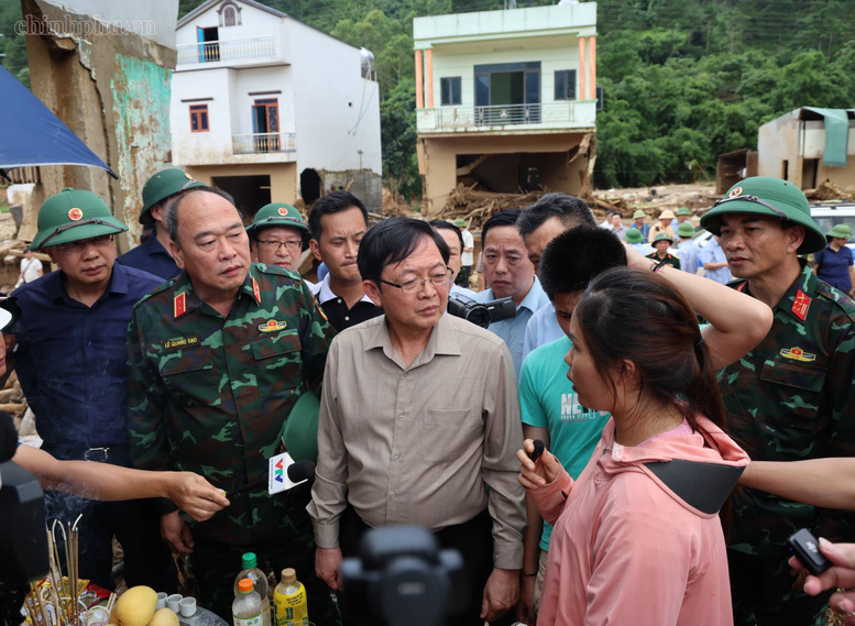 Phó Thủ tướng Hồ Quốc Dũng động viên gia đình có người thân tử vong do lũ quét - Ảnh: VGP/Gia Huy