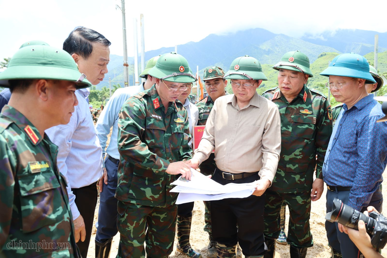 Phó Thủ tướng Hồ Quốc Dũng thị sát khu tái định cư tập trung - Ảnh: VGP/Gia Huy