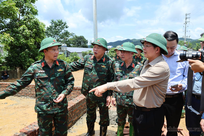 Phó Thủ tướng Hồ Quốc Dũng kiểm tra việc xây dựng khu tái định cư tập trung - Ảnh: VGP/Gia Huy