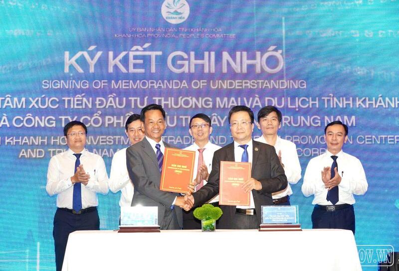 Lãnh đạo Trung tâm Xúc tiến Đầu tư, Thương mại và Du lịch tỉnh với lãnh đạo Công ty Cổ phần Đầu tư Xây dựng Trung Nam ký kết biên bản ghi nhớ hợp tác trong lĩnh vực phát triển cảng biển, cảng cạn và logistics.