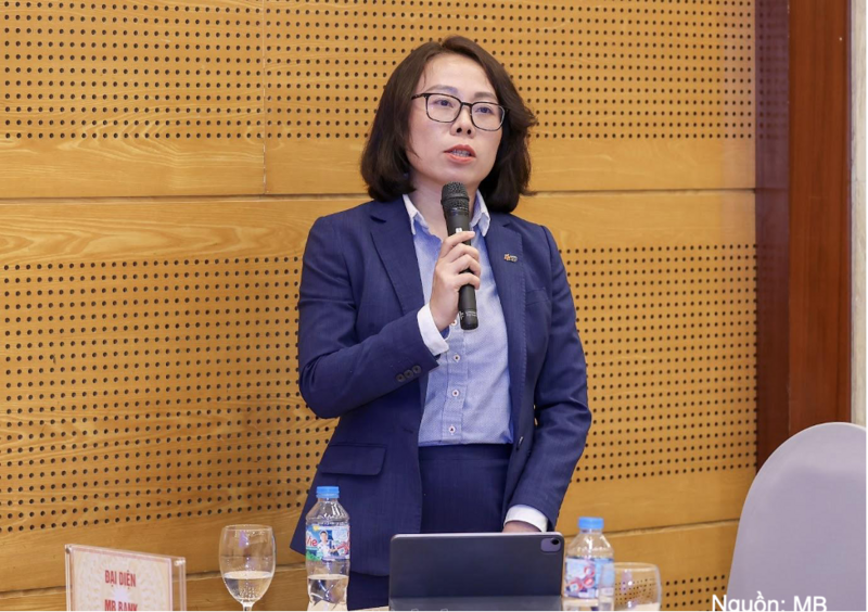 Đại diện MB giải đáp băn khoăn của hộ kinh doanh.