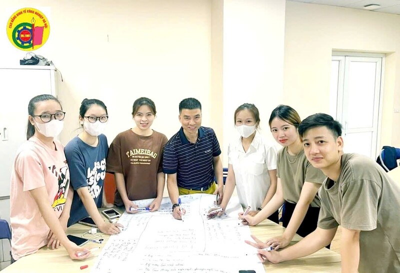 Sinh viên nhóm nghề Kinh tế HIEC thảo luận, phân tích tình huống và xây dựng phương án trong hoạt động học tập theo nhóm