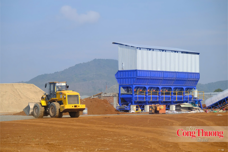 Ngày 4/3/2026, sân bay Liên Khương đã tạm ngừng hoạt động theo quyết định của Bộ Xây dựng để triển khai dự án sửa chữa đường cất hạ cánh và hệ thống đường lăn.