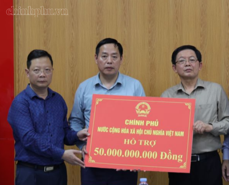 Thay mặt Chính phủ, Phó Thủ tướng Hồ Quốc Dũng trao 50 tỷ đồng hỗ trợ của Chính phủ cho tỉnh Lai Châu để khắc phục hậu quả mưa lũ - Ảnh: VGP/Gia Huy