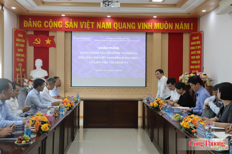 Ông Đặng Hải Anh, Phó Vụ trưởng Vụ Dầu khí và Than, Bộ Công Thương phát biểu tại cuộc họp với Công ty TNHH Liên doanh Kho Ngoại quan Xăng dầu Vân Phong (VPT).