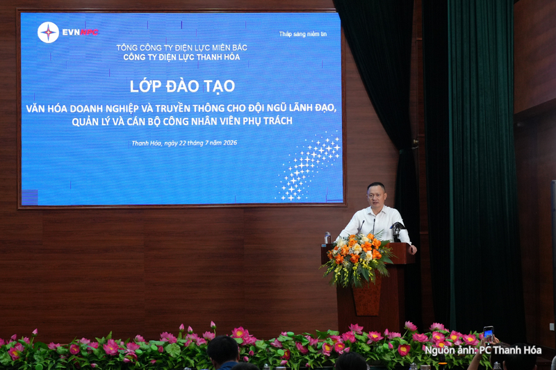Ông Hoàng Hải - Giám đốc Công ty Điện lực Thanh Hóa phát biểu khai mạc và trực tiếp truyền đạt chuyên đề về văn hóa doanh nghiệp.