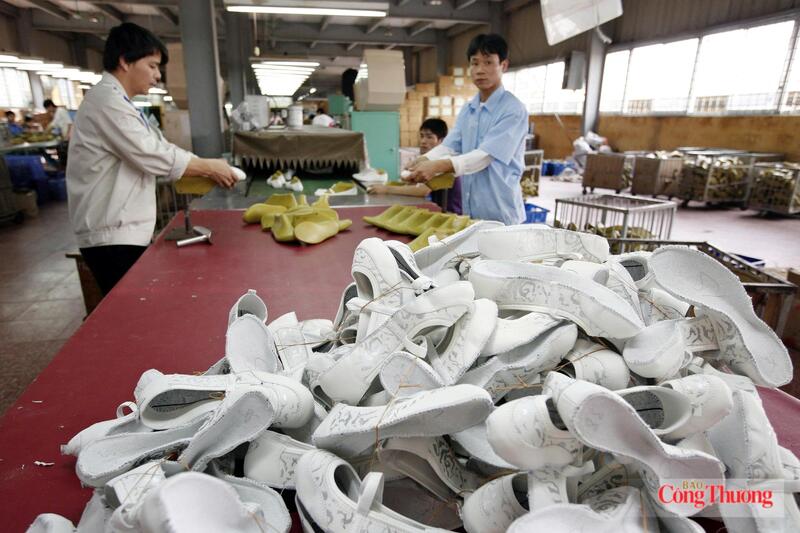 Chủ động nguyên phụ liệu giúp sản phẩm giày dép Việt thâm nhập tốt hơn phân khúc cao cấp. Ảnh: Nguyễn Nam