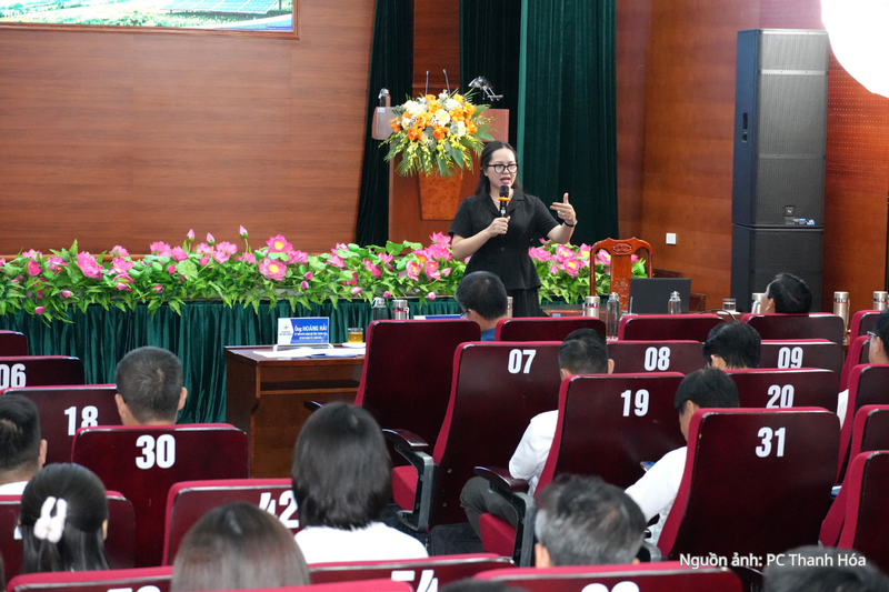 Bà Bùi Thị Phương Thảo - CEO Công ty TNHH Kết nối Giá trị Việt Nam (VVC) truyền đạt các chuyên đề.