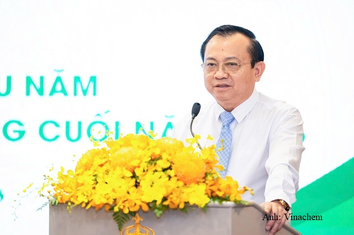 Thứ trưởng Bộ Tài chính Lê Tấn Cận phát biểu chỉ đạo tại Hội nghị, đề nghị Vinachem tiếp tục nâng cao hiệu quả quản trị, đẩy nhanh các dự án trọng điểm và phát triển khoa học, công nghệ