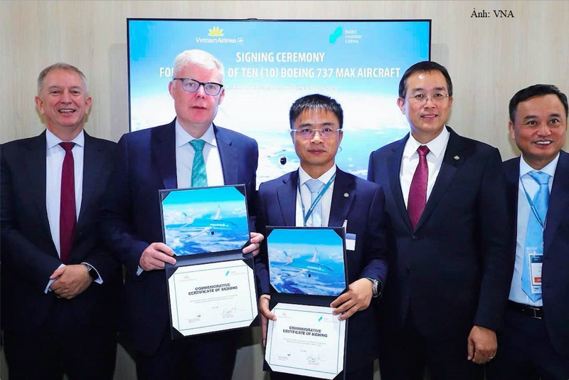 Ông Nguyễn Chiến Thắng, Phó Tổng giám đốc Vietnam Airlines và ông Barry Flannery, Giám đốc Thương mại SMBC Aviation Capital trao biên bản thỏa thuận dưới sự chứng kiến của lãnh đạo cấp cao hai bên