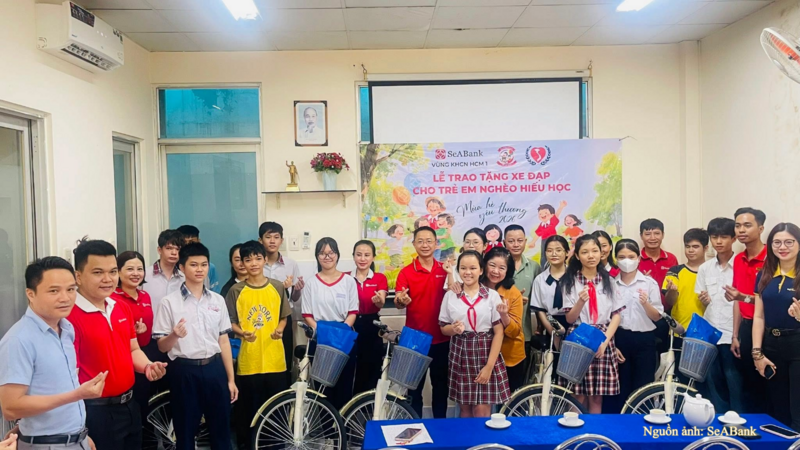 Các SeABanker Vùng KHCN Hồ Chí Minh 1 cùng Hội Bảo trợ Người khuyết tật & Trẻ mồ côi TP. Hồ Chí Minh trao tặng xe đạp cho trẻ em nghèo