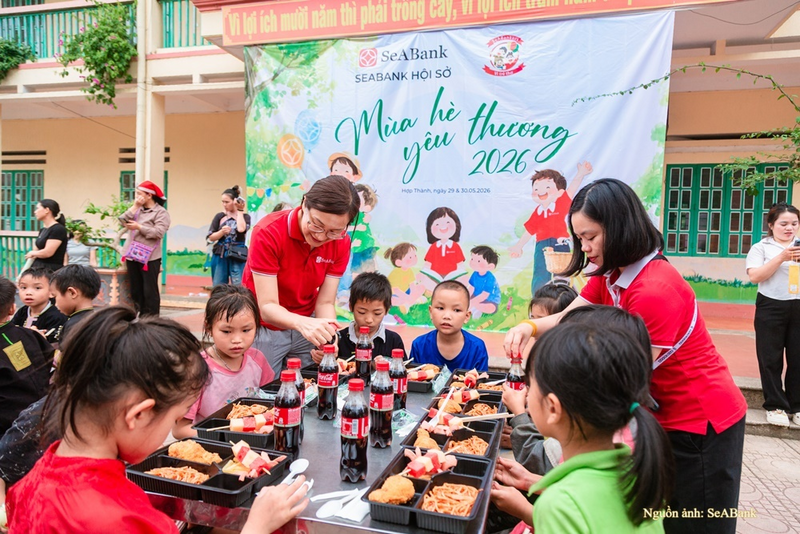 Hoạt động nấu ăn cho em nhận được sự hưởng ứng tích cực từ học sinh và thầy cô