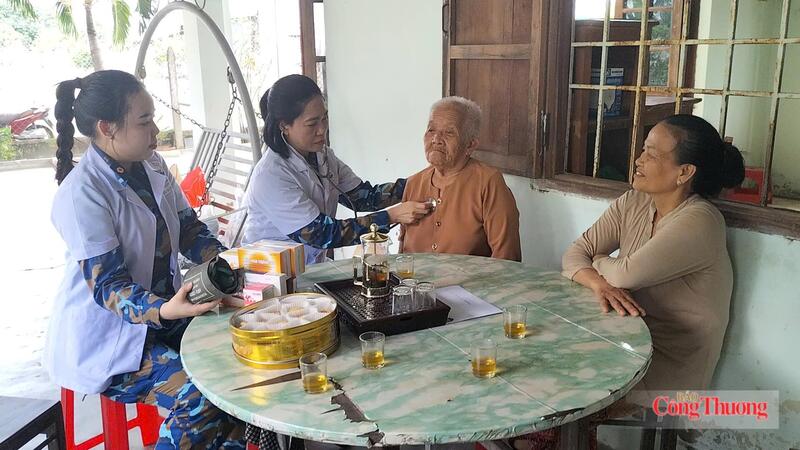 Kíp y tế Hội phụ nữ Phòng Hậu cần - Kỹ thuật Vùng 4 Hải quân khám sức khỏe cho vợ liệt sĩ và thân nhân.