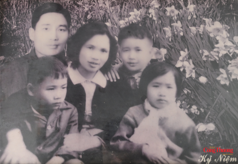 Gia đình cựu chiến binh Phương Bích Ngân cùng chồng con năm 1966 trước ngày chồng vào Nam chiến đấu. Ảnh được tác giả chụp lại từ album.
