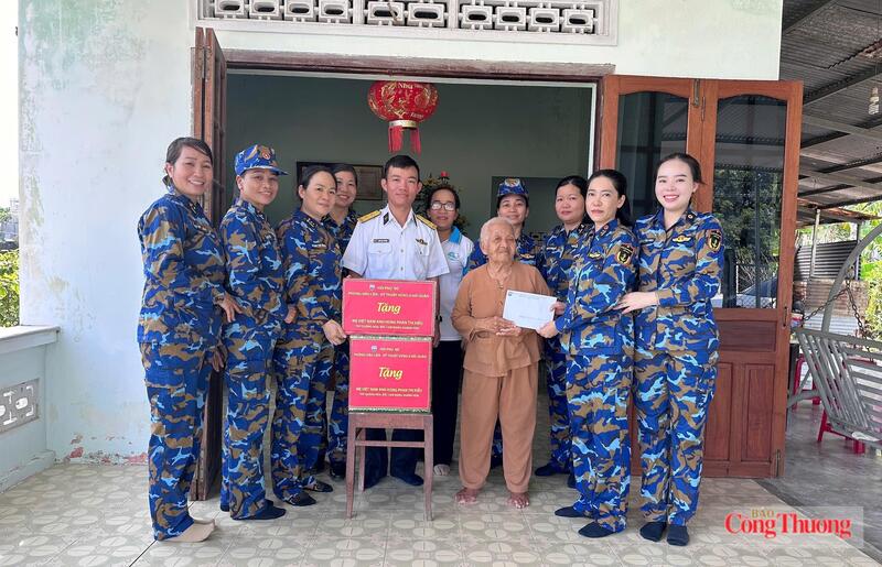 Hội phụ nữ Phòng Hậu cần - Kỹ thuật Vùng 4 Hải quân thăm hỏi bà Phan Thị Kiểu, vợ liệt sĩ Nguyễn Tám. Ảnh: