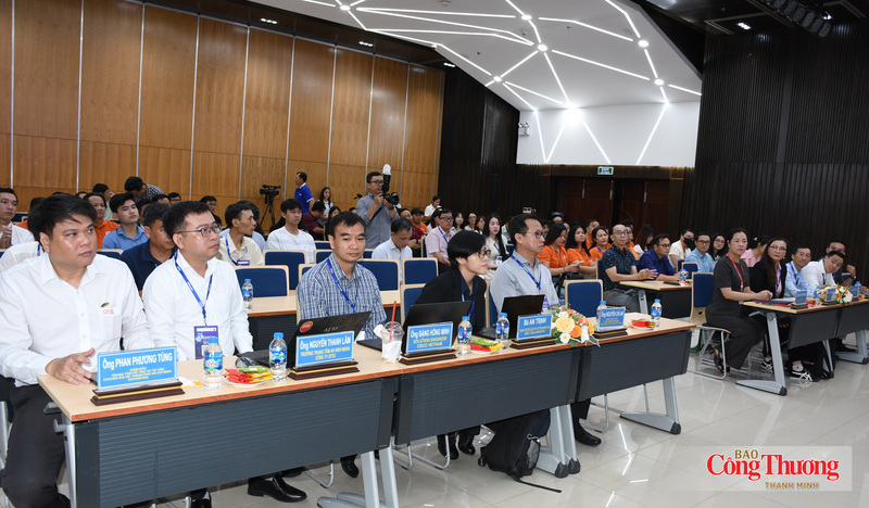 Đại biểu tham dự sự kiện.