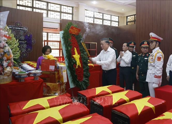 Tổng Bí thư, Chủ tịch nước Tô Lâm dâng hương tưởng niệm, tri ân các Anh hùng liệt sĩ. Ảnh: Thống Nhất/TTXVN.