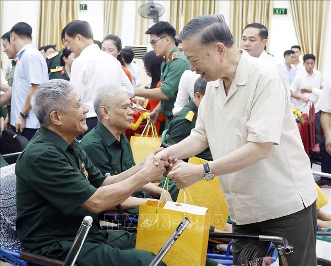 Tổng Bí thư, Chủ tịch nước Tô Lâm thăm hỏi, tặng quà cho các thương binh, bệnh binh. Ảnh: Thống Nhất/TTXVN.