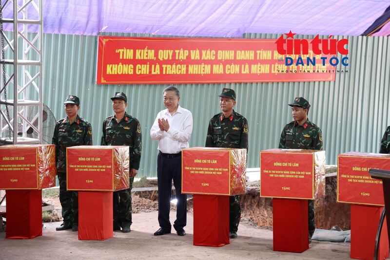 Tổng Bí thư, Chủ tịch nước Tô Lâm thăm, động viên lực lượng tìm kiếm, quy tập hài cốt tại Công viên Lê Thị Riêng. Ảnh: Mạnh Linh/Báo Tin tức và Dân tộc.