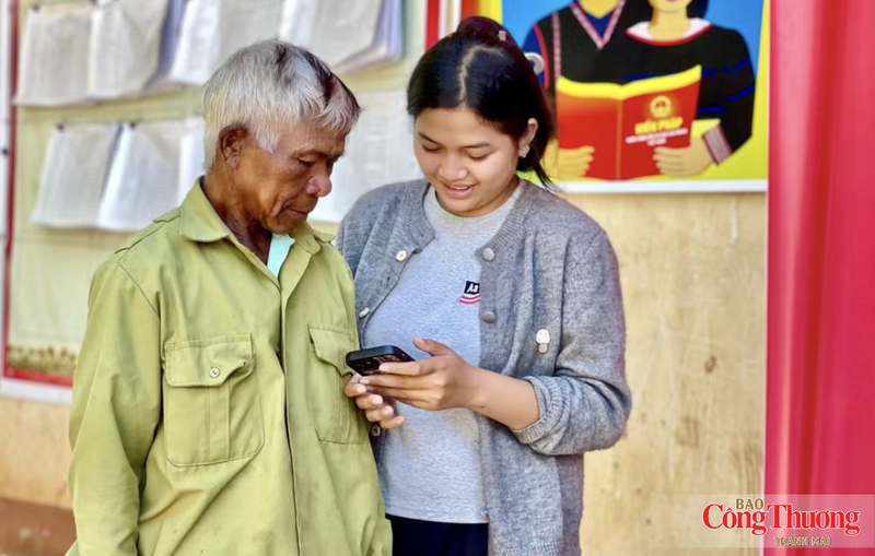 Phong trào “Bình dân học vụ số” đang được đưa đến từng làng, từng hộ dân bằng cách gần gũi nhất: gõ cửa từng nhà, cầm tay hướng dẫn từng thao tác.