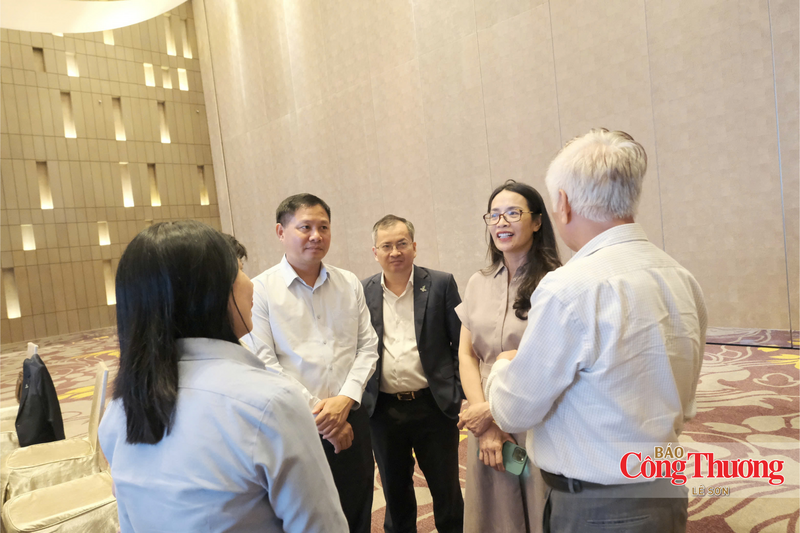 Các đại biểu trao đổi bên lề hội thảo.