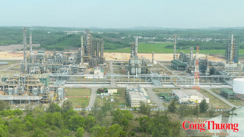 Một phần Nhà máy Lọc dầu Dung Quất.