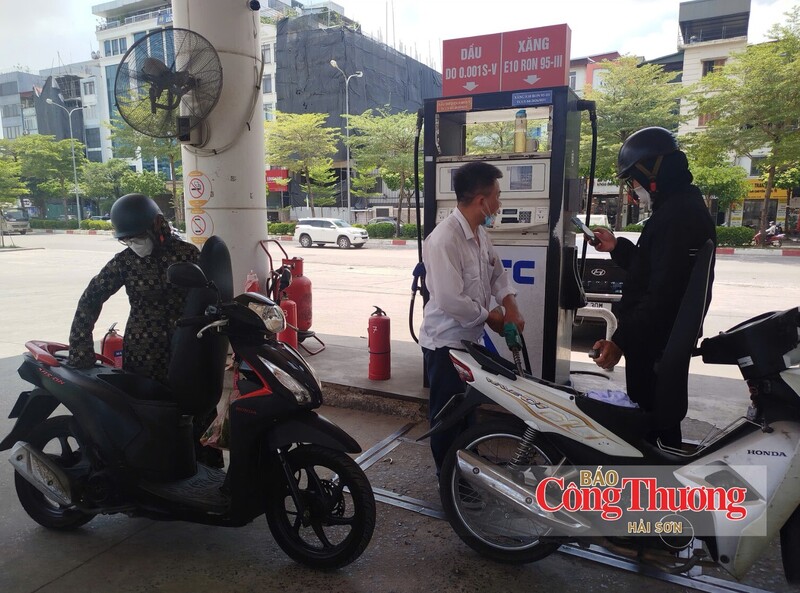 Người tiêu dùng mua xăng E10 tại cây xăng trên đường Trần Vỹ, TP. Hà Nội.