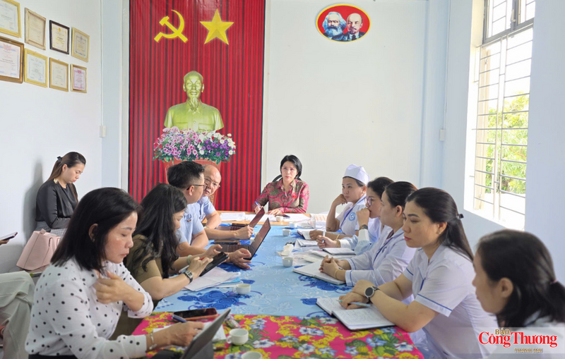 Đoàn Giám sát chuyên đề do Phó Chủ nhiệm Ủy ban Dân nguyện và Giám sát Trần Thị Nhị Hà làm Trưởng đoàn khảo sát, làm việc tại Trạm Y tế phường Thống Nhất.