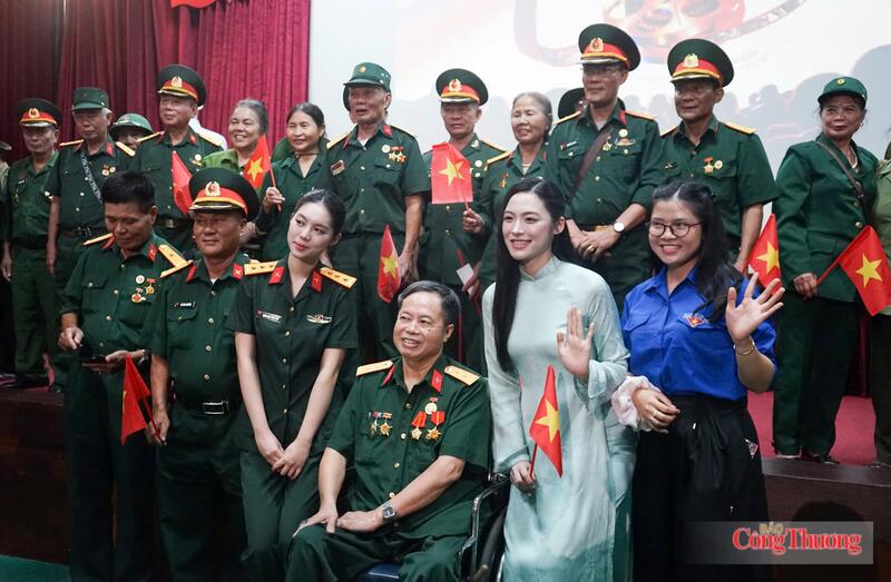 Các buổi giao lưu trực tiếp giữa khán giả với đạo diễn, ê-kíp sản xuất và những nhân chứng lịch sử .