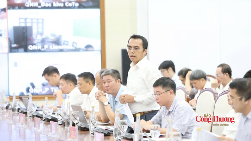 Các thành viên trong đoàn công tác giải đáp các ý kiến.