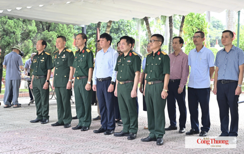 Chùm ảnh: Hội Cựu chiến binh cơ quan Bộ Công Thương tổ chức hoạt động tri ân các Anh hùng liệt sĩ - 1