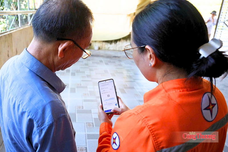 Thông qua ứng dụng EVN CSKH, mọi quy trình dịch vụ điện đều được công khai, minh bạch. Ảnh: Cao Thảo