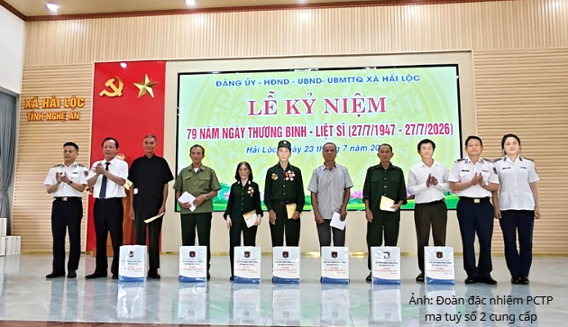 Đoàn Đặc nhiệm PCTP ma tuý số 2 và lãnh đạo địa phương trao quà cho các gia đình chính sách, thương binh, bệnh binh.