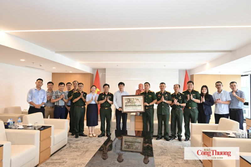 Đại diện Hội Cựu chiến binh cơ quan Bộ Công Thương trao quà lưu niệm tới Bảo tàng Lịch sử quân sự Việt Nam trong khuôn khổ chương trình tri ân nhân kỷ niệm 79 năm Ngày Thương binh - Liệt sĩ.